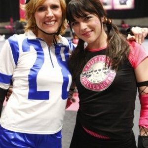 Molly Shannon e Selma Blair nell'episodio Competition di Kath and Kim