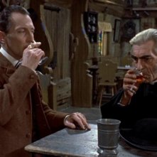 Peter Cushing e Fred Johnson in una scena di Le spose di Dracula