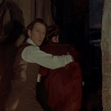 Peter Cushing in una scena di Le spose di Dracula