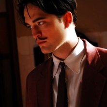 Robert Pattinson è Salvador Dalí nel film Little Ashes