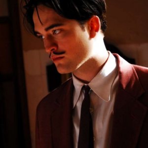 Robert Pattinson è Salvador Dalí nel film Little Ashes