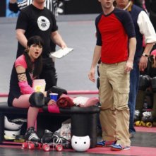 Selma Blair e Mikey Day in una scena dell'episodio Competition di Kath and Kim