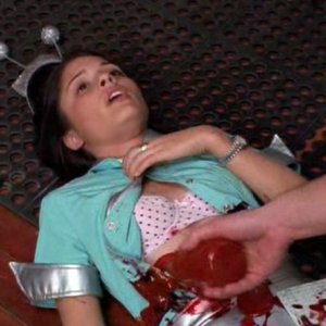 Shiri Appleby è Liz Parker in una scena del primo episodio del telefilm Roswell
