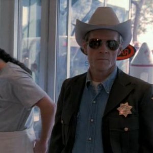 William Sadler è lo sceriffo Jim Valenti in una scena del primo episodio del telefilm Roswell