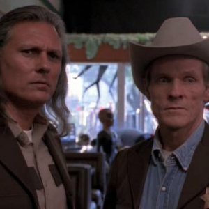 William Sadler e Michael Horse in una scena del primo episodio del telefilm Roswell