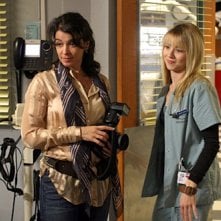 Annabella Sciorra insieme a Linda Cardellini nell'episodio 'Paternità - 2' della serie tv ER - Medici in prima linea