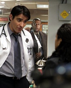 Forest Whitaker con il collega Goran Visnjic nell'episodio 'Heart of the Matter' della serie tv ER - Medici in prima linea