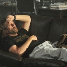 Hugh Laurie in una scena tratta da Under My Skin di Dr. House: Medical Division