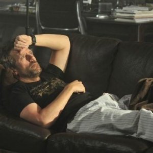 Hugh Laurie in una scena tratta da Under My Skin di Dr. House: Medical Division
