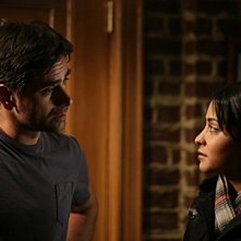 John Stamos con Parminder Nagra nell'episodio 'Dying Is Easy...' della serie tv ER - Medici in prima linea