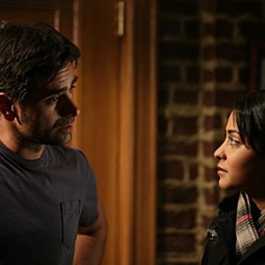 John Stamos con Parminder Nagra nell'episodio 'Dying Is Easy...' della serie tv ER - Medici in prima linea