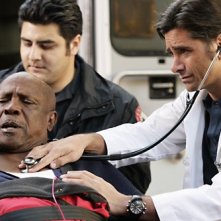 John Stamos e Louis Gossett Jr. nell'episodio 'The Family Man' della serie tv ER - Medici in prima linea