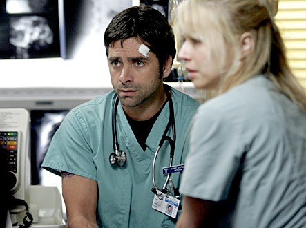 Linda Cardellini insieme a John Stamos nell'episodio 'Somebody to love' della serie tv ER - Medici in prima linea