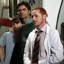 Linda Cardellini, John Stamos e Scott Grimes nell'episodio 'The Book of Abby' della serie tv ER - Medici in prima linea