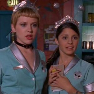Majandra Delfino e Shiri Appleby in una scena dell'episodio 'Segreti' di Roswell