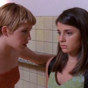 Maria (Majandra Delfino) parla a Liz (Shiri Appleby) in una scena dell'episodio 'Segreti' di Roswell