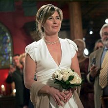 Maura Tiernery durante la cerimonia di nozze di Luka e Abby nell'episodio 'I Don't' della serie tv ER - Medici in prima linea