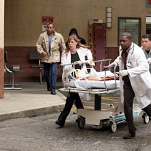 Maura Tierney e Mekhi Phifer in una scea dell'episodio 'Family Business' della serie tv ER - Medici in prima linea