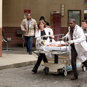 Maura Tierney e Mekhi Phifer in una scea dell'episodio 'Family Business' della serie tv ER - Medici in prima linea