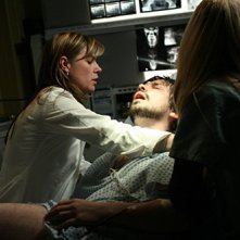 Maura Tierney in una scena drammatica dell'episodio 'Dying Is Easy...' della serie tv ER - Medici in prima linea