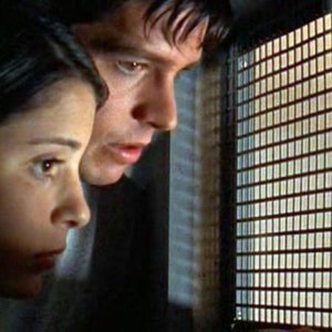 Max (Jason Behr) e Liz (Shiri Appleby) in una scena dell'episodio 'Segreti' di Roswell