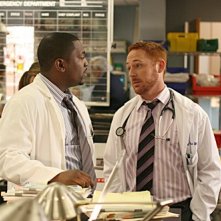 Mekhi Phifer e Scott Grimes in una scena dell'episodio ' A luci spente - 2 ' della serie tv ER - Medici in prima linea