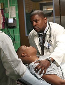 Mekhi Phifer in una scena dell'episodio ' A luci spente - 2 ' della serie tv ER - Medici in prima linea