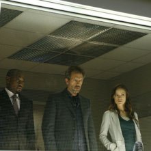 Omar Epps, Hugh Laurie e Olivia Wilde in una scena di Under My Skin di Dr. House: Medical Division