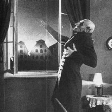 Orlock (Max Schreck) si dissolve con l'alba in Nosferatu