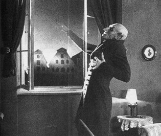Orlock (Max Schreck) si dissolve con l'alba in Nosferatu
