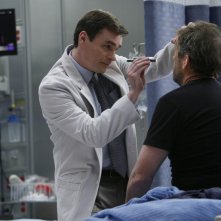 Robert Sean Leonard e Hugh Laurie in una scena di Under My Skin di Dr. House: Medical Division