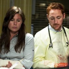 Scott Grimes e Maura Tierney in una scena dell'episodio 'Life After Death' della serie tv ER - Medici in prima linea