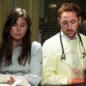 Scott Grimes e Maura Tierney in una scena dell'episodio 'Life After Death' della serie tv ER - Medici in prima linea
