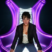 Shelley Conn rinchiusa in confessionale per sfuggire a una spaventosa invasione di zombie nella serie televisiva Dead Set