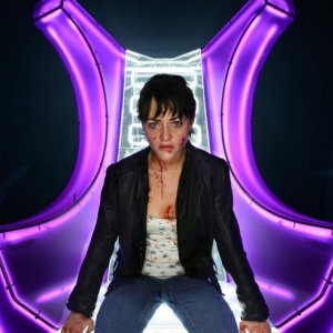 Shelley Conn rinchiusa in confessionale per sfuggire a una spaventosa invasione di zombie nella serie televisiva Dead Set