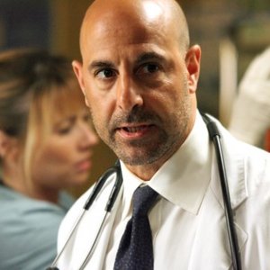 Stanley Tucci e, in secondo piano, Linda Cardellini nella premiere della quattordicesima stagione di ER , dal titolo: La Guerra arriva in casa