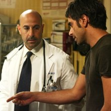 Stanley Tucci e John Stamos nella premiere della quattordicesima stagione di ER , dal titolo: La Guerra arriva in casa