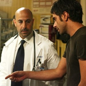 Stanley Tucci e John Stamos nella premiere della quattordicesima stagione di ER , dal titolo: La Guerra arriva in casa
