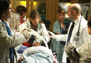 Stanley Tucci, Maura Tierney e Linda Cardellini nella premiere della quattordicesima stagione di ER , dal titolo: La Guerra arriva in casa