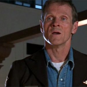 William Sadler è lo sceriffo Jim Valenti in una scena dell'episodio 'Segreti' di Roswell