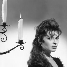 Yvonne Monlaur è Marianne Danielle in una immagine pubblicitaria di Le spose di Dracula