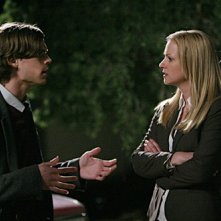 A.J. Cook e Matthew Gray Gubler in una scena dell'episodio 'Raphael - prima parte' della serie tv Criminal Minds
