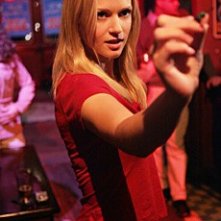 A.J. Cook mentre gioca a freccette in una scena dell'episodio 'Raphael - prima parte' della serie tv Criminal Minds