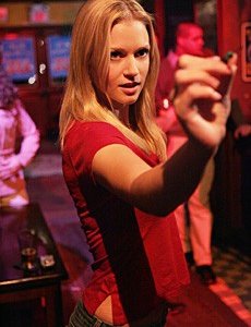 A.J. Cook mentre gioca a freccette in una scena dell'episodio 'Raphael - prima parte' della serie tv Criminal Minds
