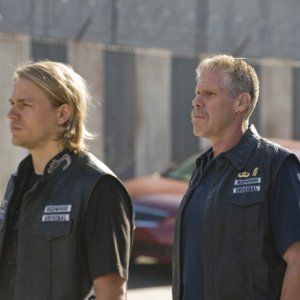Charlie Hunnam e Ron Perlman in una scena del pilot di Sons of Anarchy