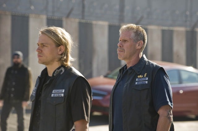 Charlie Hunnam e Ron Perlman in una scena del pilot di Sons of Anarchy