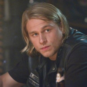 Charlie Hunnam in una scena del pilot di Sons of Anarchy