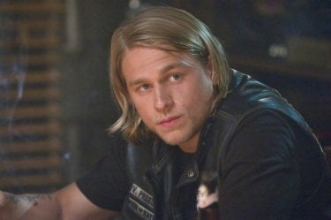 Charlie Hunnam in una scena del pilot di Sons of Anarchy