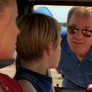 Isabel e Maria (Katherine Heigl e Majandra Delfino) con lo sceriffo Valenti (W. Sadler) nell'episodio 'Il bivio' nella serie Roswell