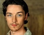 James McAvoy guarda ai dettagli